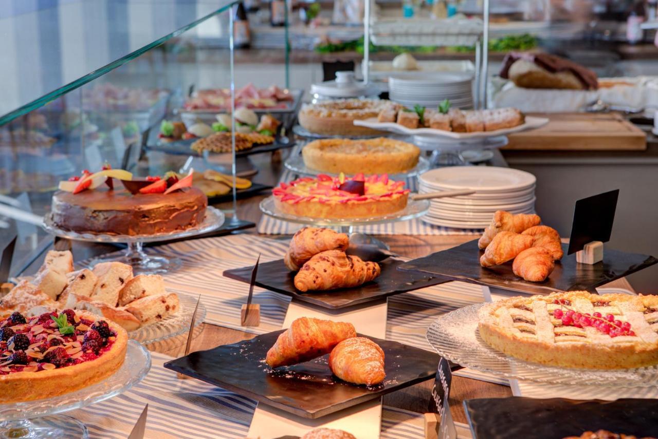 Hotel Alexandra - Beach Front - Healthy Xxl Breakfast & Brunch Until 12 30 - Parking Included Misano Adriatico Exterior foto