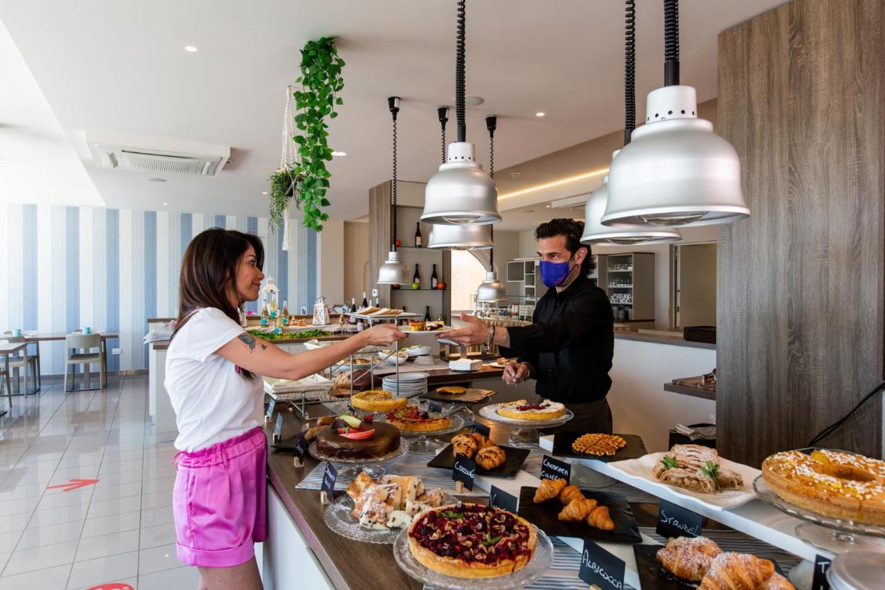 Hotel Alexandra - Beach Front - Healthy Xxl Breakfast & Brunch Until 12 30 - Parking Included Misano Adriatico Exterior foto