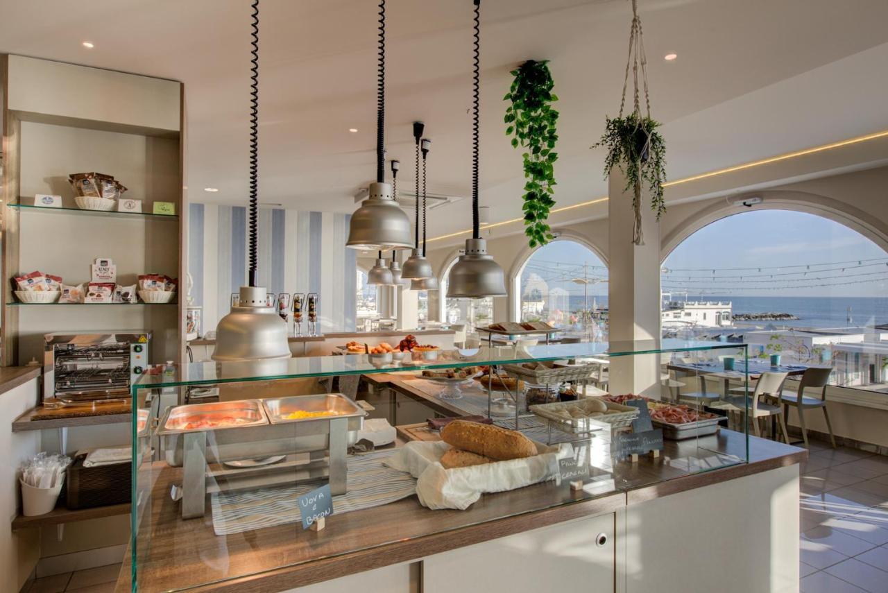 Hotel Alexandra - Beach Front - Healthy Xxl Breakfast & Brunch Until 12 30 - Parking Included Misano Adriatico Exterior foto