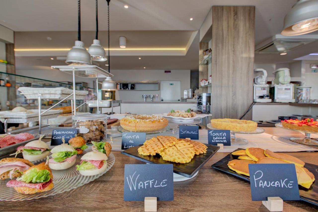 Hotel Alexandra - Beach Front - Healthy Xxl Breakfast & Brunch Until 12 30 - Parking Included Misano Adriatico Exterior foto