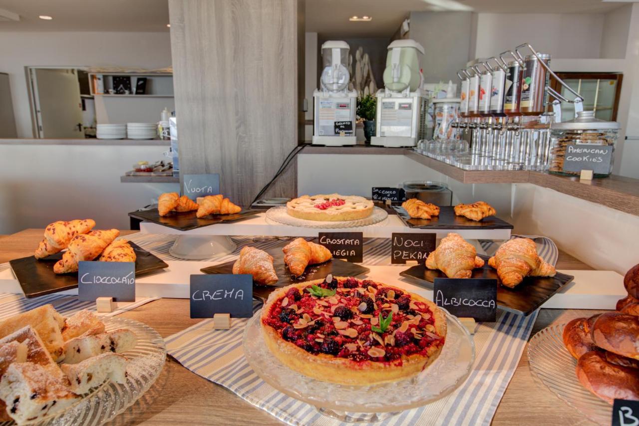 Hotel Alexandra - Beach Front - Healthy Xxl Breakfast & Brunch Until 12 30 - Parking Included Misano Adriatico Exterior foto