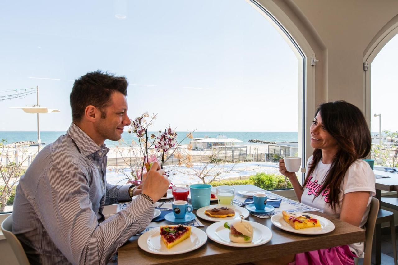 Hotel Alexandra - Beach Front - Healthy Xxl Breakfast & Brunch Until 12 30 - Parking Included Misano Adriatico Exterior foto