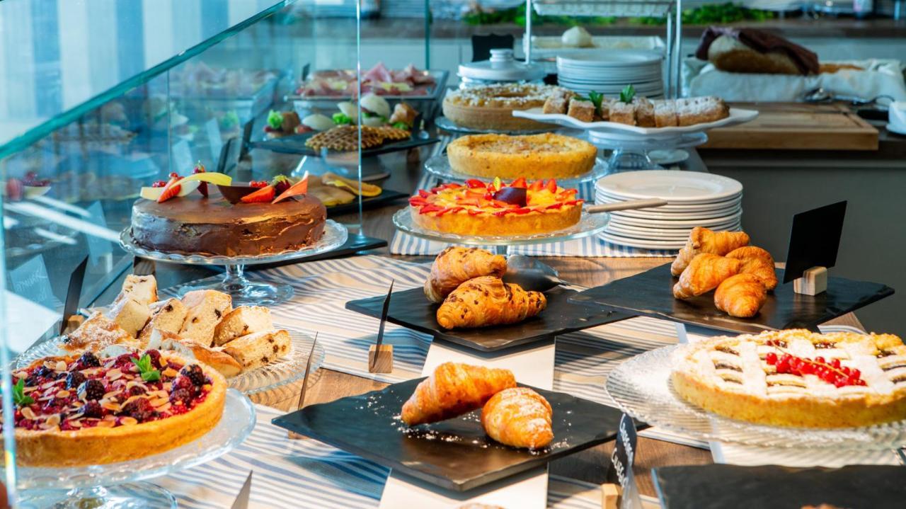 Hotel Alexandra - Beach Front - Healthy Xxl Breakfast & Brunch Until 12 30 - Parking Included Misano Adriatico Exterior foto