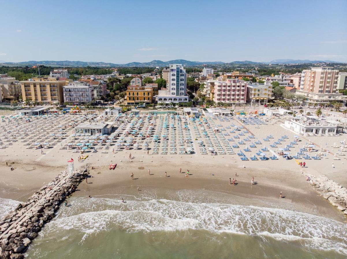 Hotel Alexandra - Beach Front - Healthy Xxl Breakfast & Brunch Until 12 30 - Parking Included Misano Adriatico Exterior foto
