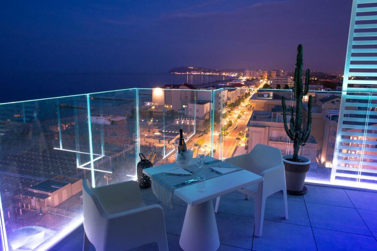 Hotel Alexandra - Beach Front - Healthy Xxl Breakfast & Brunch Until 12 30 - Parking Included Misano Adriatico Exterior foto